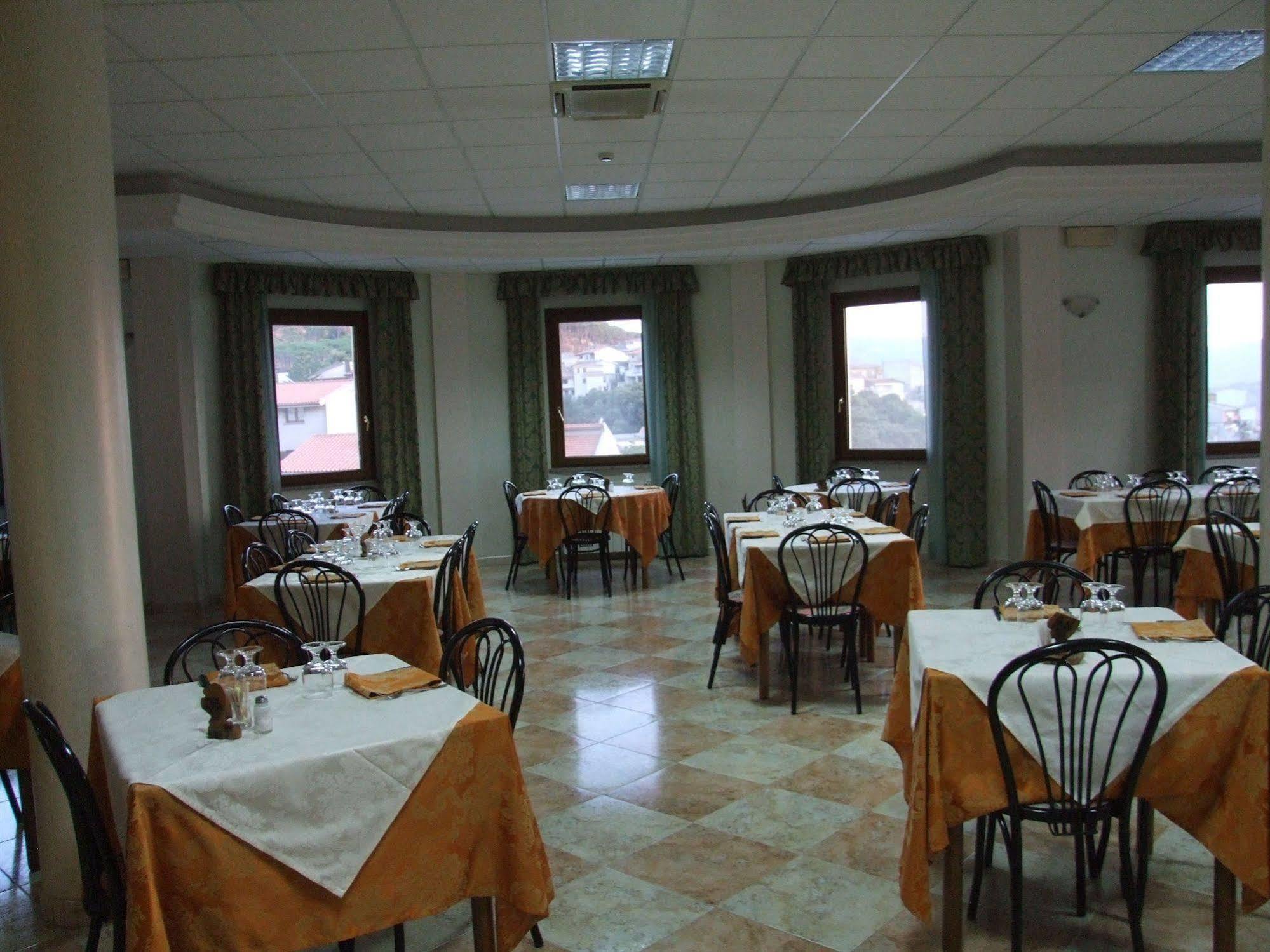 Hotel Meridiana Arbus Buitenkant foto